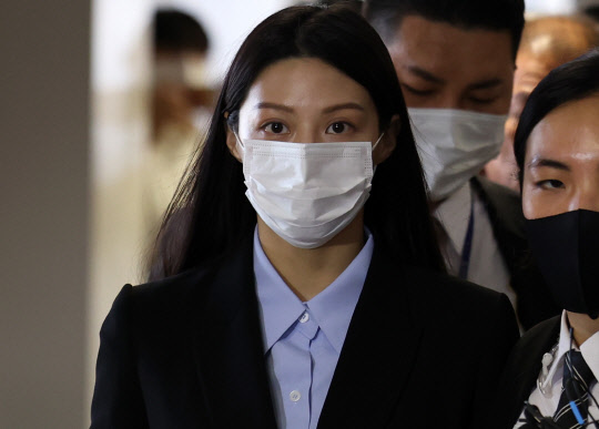 조국 전 법무부 장관 딸 조민씨가 16일 부산대 의전원(의학전문대학원) 입학허가 취소 관련 재판에 증인으로 출석하고 있다． 연합뉴스